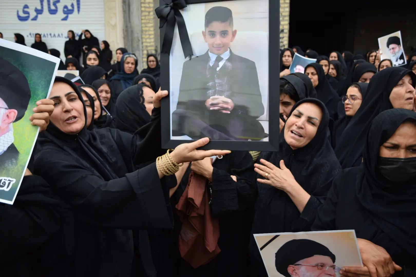 تشییع ٢١ شهید حادثه تروریستی ضدبشری آمریکا و اسرائیل در لامرد فارس/اعلام انزجار مردم لامرد از جنایت خونین آمریکا و اسرائیل