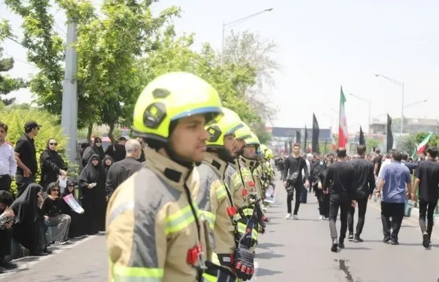 ادای احترام آتشنشانان به پیکر رئیس جمهور شهید و همراهان