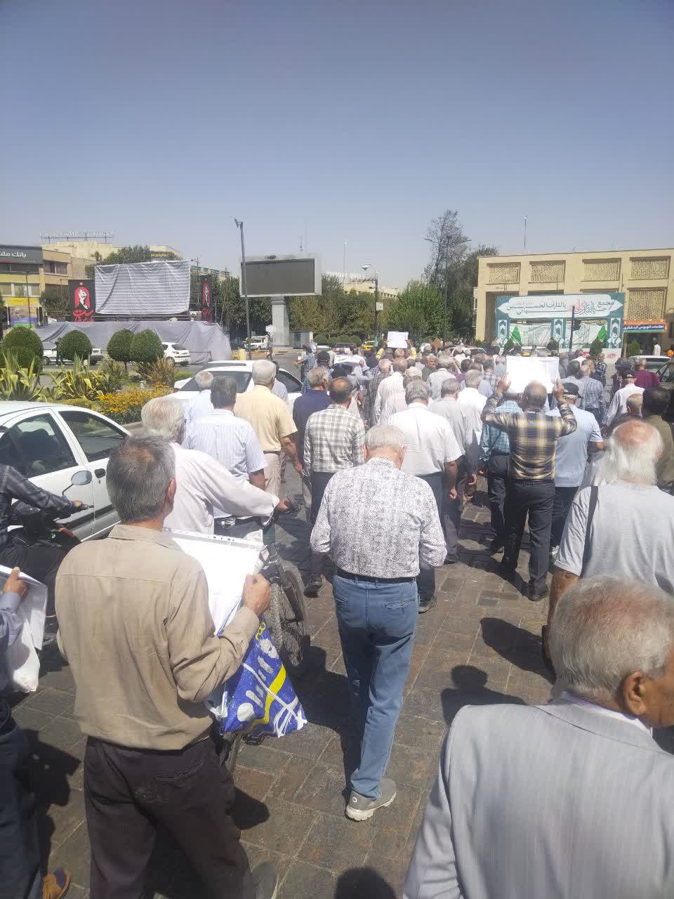 راهپیمایی بازنشستگان فولاد در شهر اصفهان/ به وضعیت بیمه‌های درمانی و متناسب‌سازی معترضیم