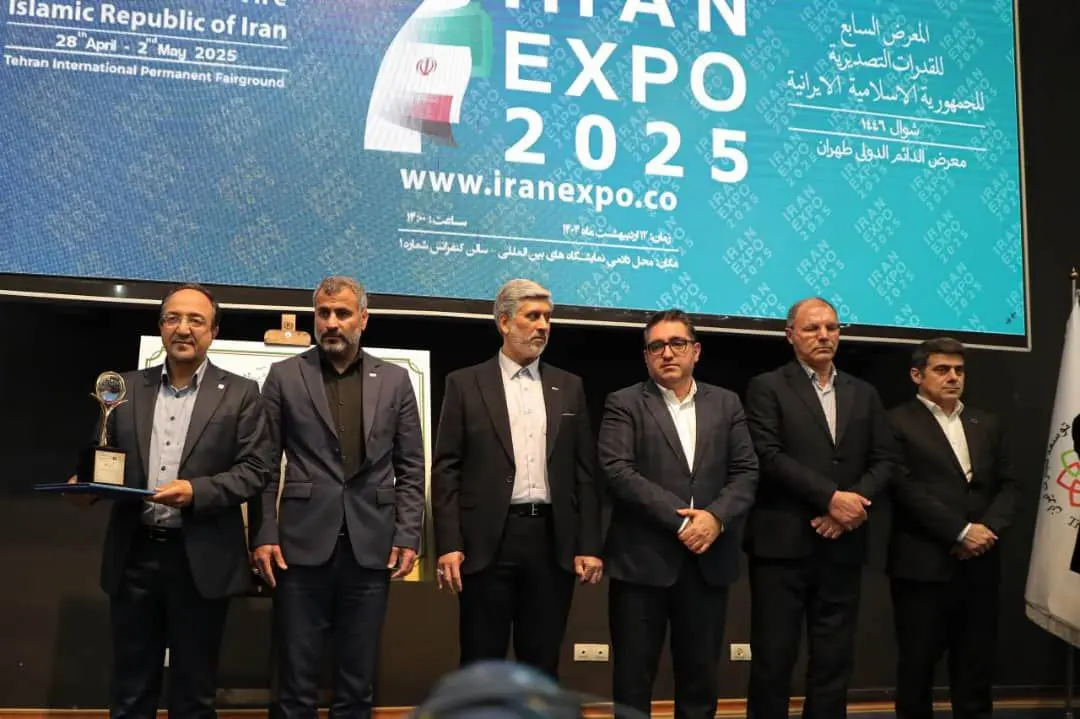 تندیس افتخار ایران اکسپو 2025 به بانک صنعت و معدن رسید