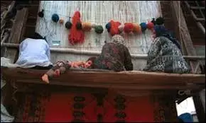 مصائب زنان در مشاغل خانگی/از فرش ۱۱میلیونی فقط ۷۶۰ هزار تومان به بافنده میرسد