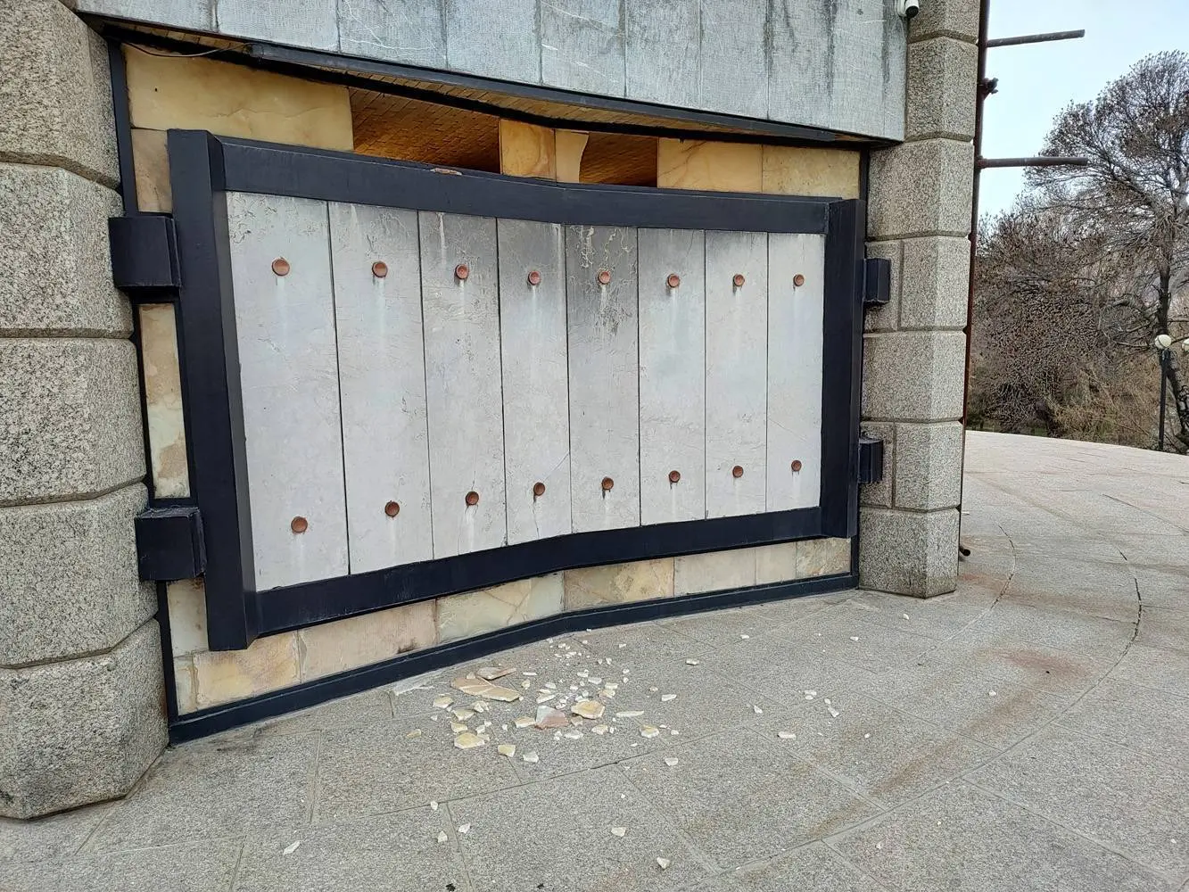 آسیب به آرامگاه باباطاهر در پی موج انفجار حمله تروریست‌های آمریکایی-صهیونی