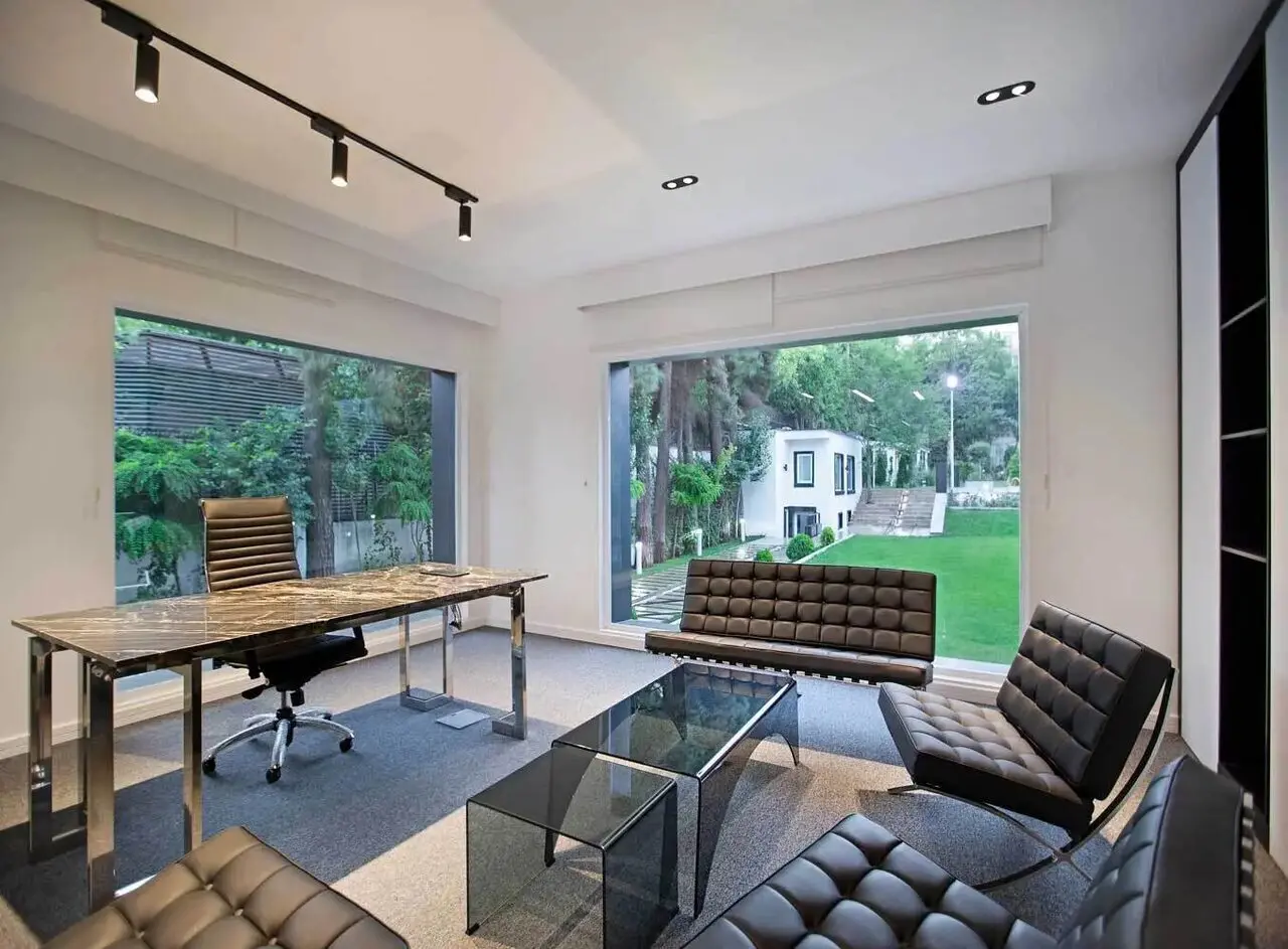 تصاویر ساختمان اداری لوکس در قلب باغ ۵ هزار متری تهران