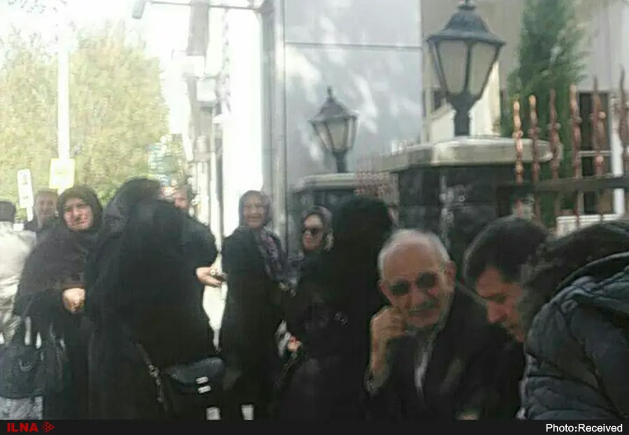 تجمع معلمان شاغل و بازنشسته مقابل ادارات آموزش و پرورش/ "بهبود معیشت" و "لغو خصوصیسازی" مهمترین خواستههاست
