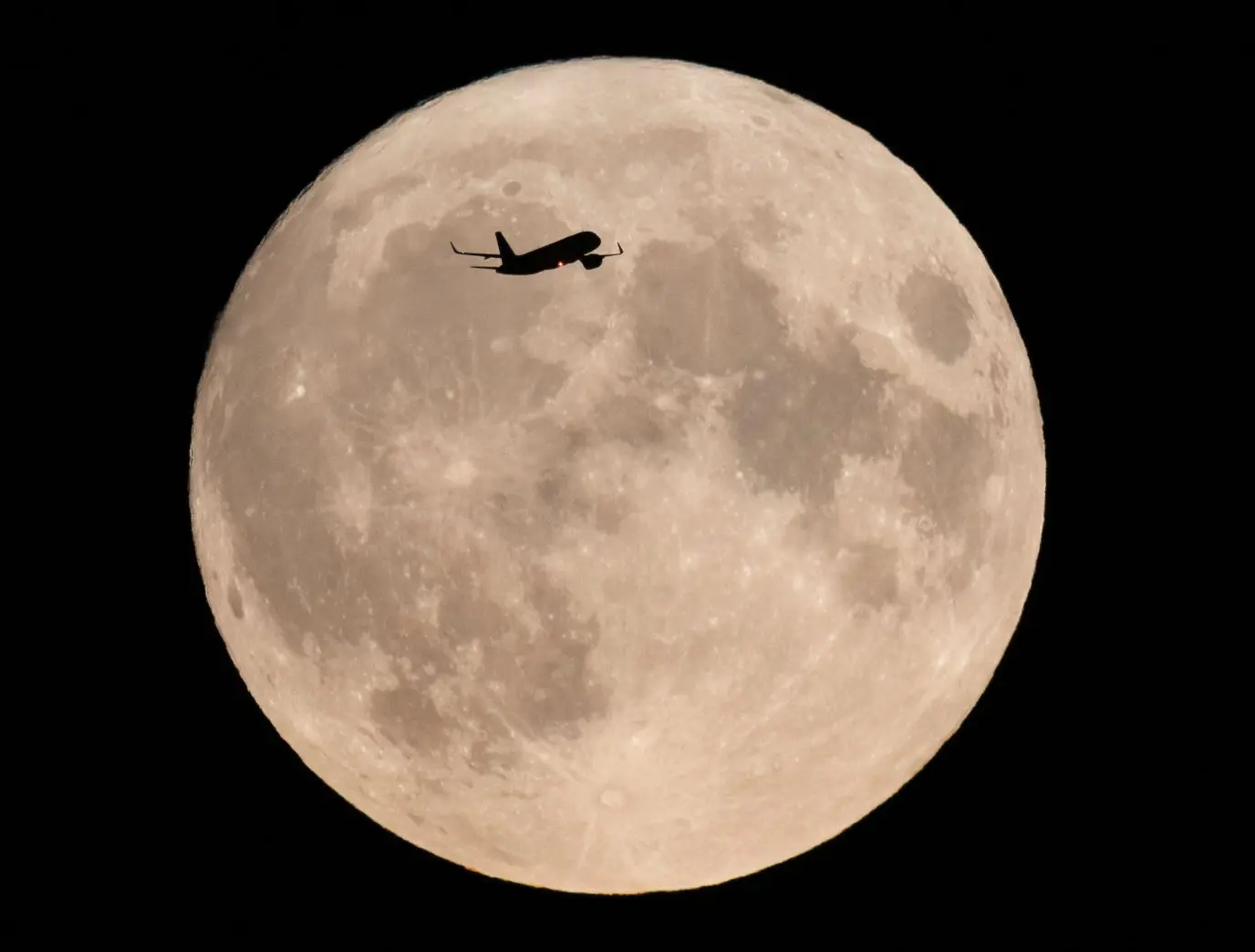 نزدیک‌ترین فاصله ماه تا زمین در فریم‌های عکاسان طبیعت‌گرا+مجموعه‌ای از بدیع‌ترین عکس‌های ماه