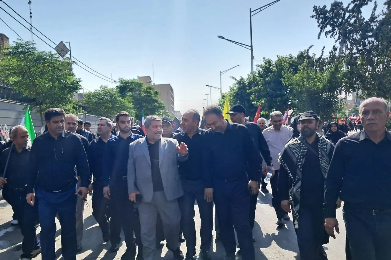برگزاری مراسم تشییع پیکر رهبر شهید انقلاب در تهران/همه با پرچم‌های سرخ آمدند