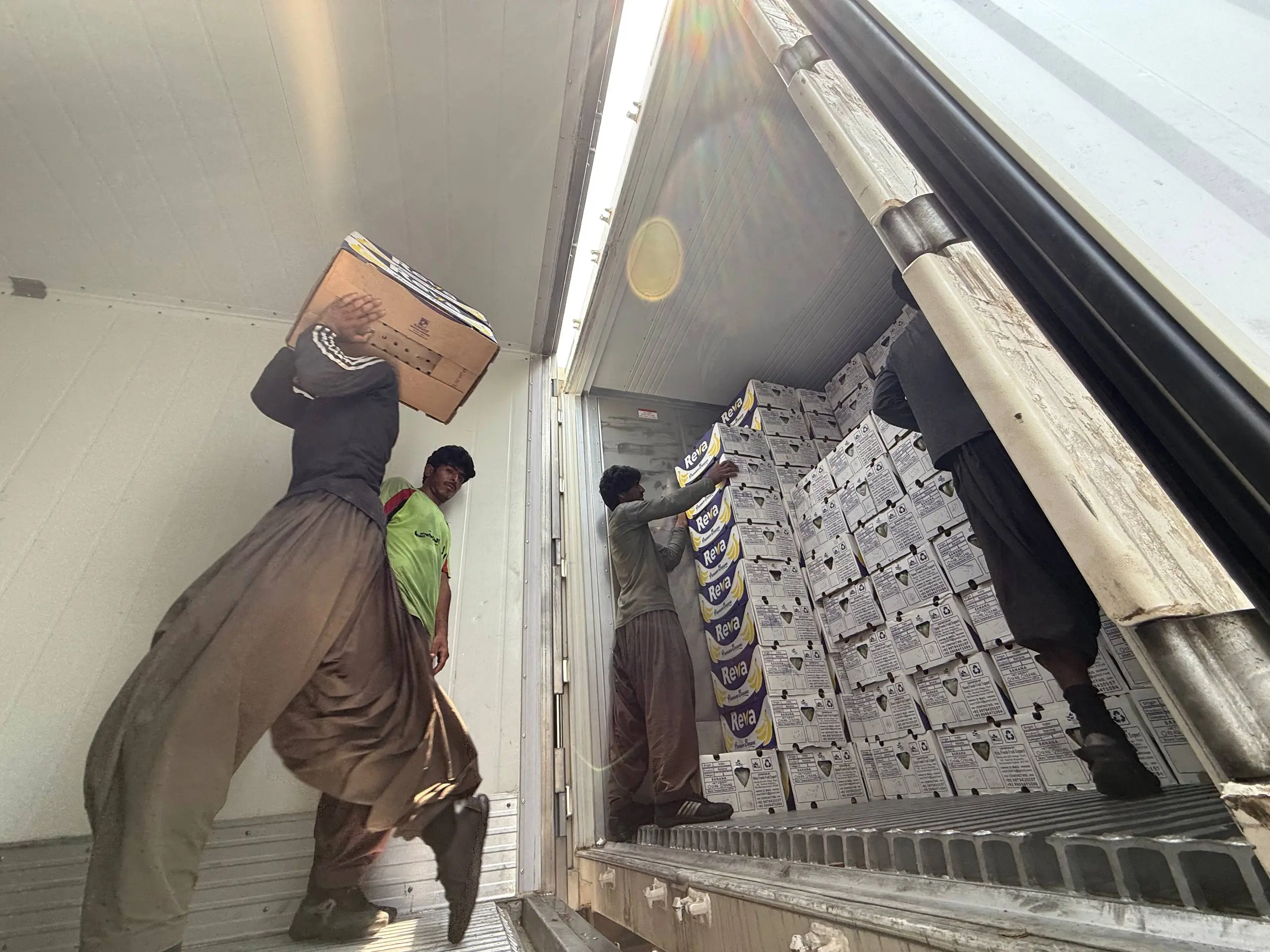 چهارماه بیحقوقی ترخیصکاران بندر/ آرزوی کار در گرمای ۶۰ درجه/ ترکشهای جنگ درست وسط سفرههای تهیدستان خورد!