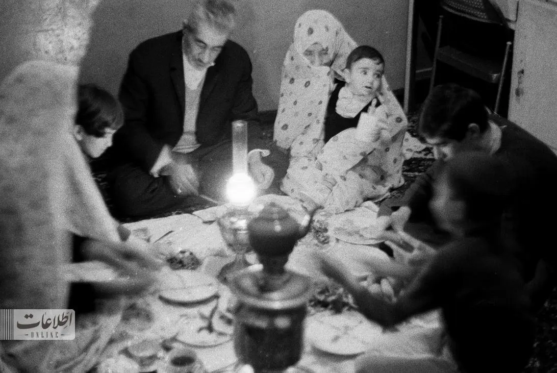 عکس‌های متفاوت سحری‌خوردن یک خانواده ۶۶سال قبل