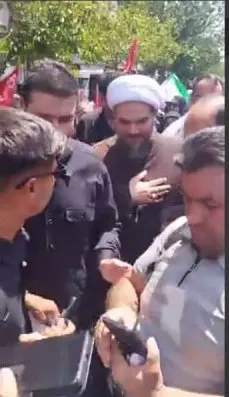 حضور حجتالاسلام محمدی گلپایگانی، پدر زهرای ۱۴ ماهه شهید، در مراسم تشییع رهبر شهید انقلاب