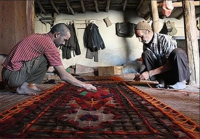  زنگ خطر فراموشی هنر اصیل نمدمالی در شهرکرد/نمدمالی استان نیازمند توسعه و معرفی در بازارهای جهانی