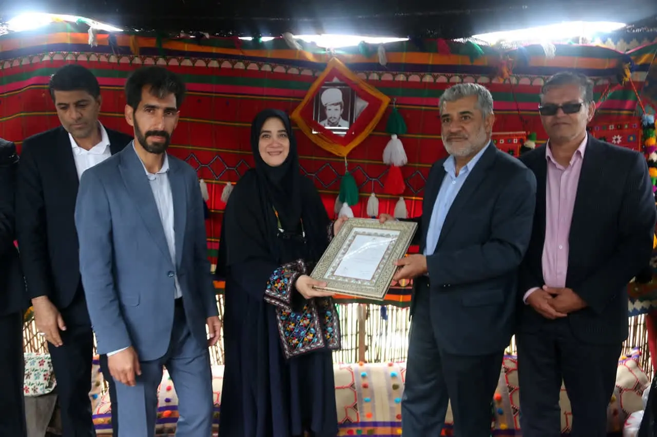 جشنواره شکوفه های بادام در شهر دژکرد برگزار شد