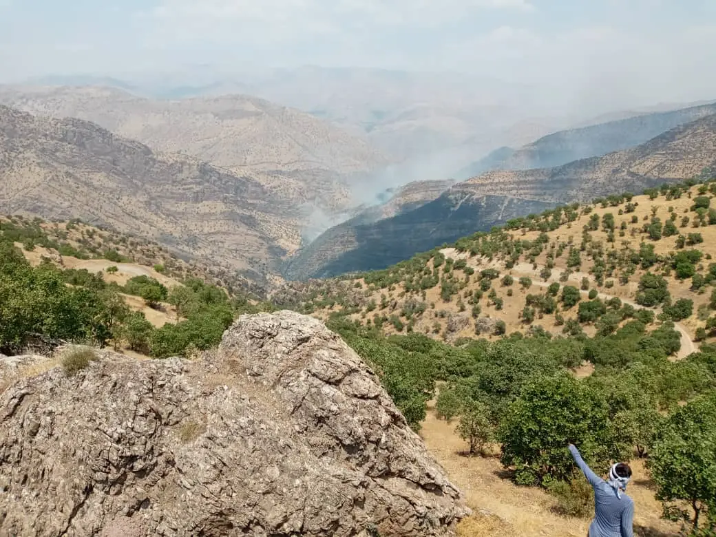 مجروح شدن دو نیروی امدادی بر اثر انفجار مین در ارتفاعات پاوه / آتش تا فردا مهار میشود+ عکس