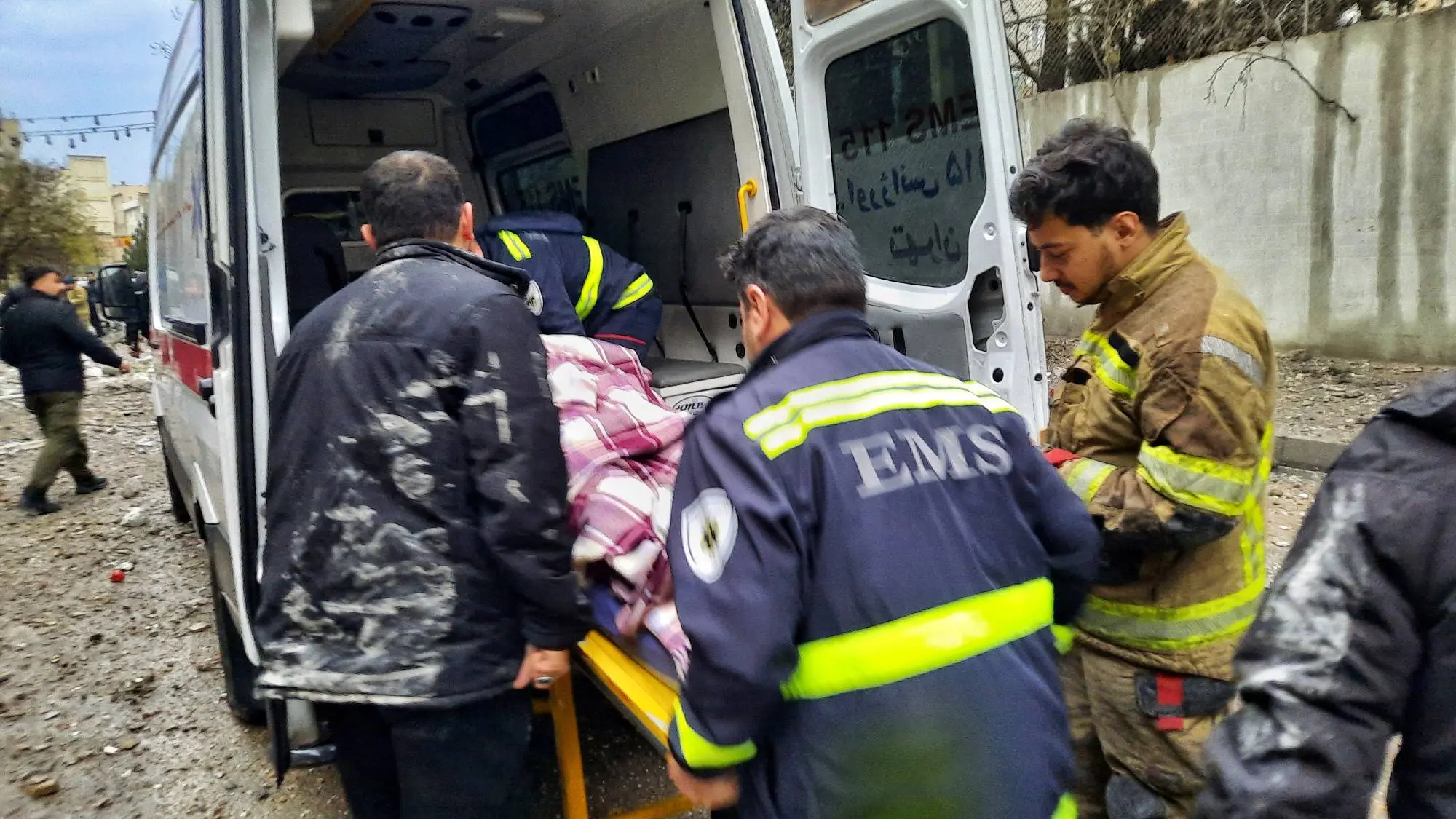 حمله هوایی در شرق تهران؛ اعزام فوری تیم‌های اورژانس و انتقال مصدومان به بیمارستان

