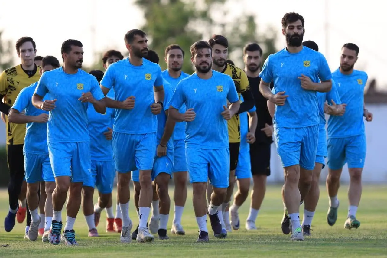 آغاز تمرینات صنعت نفت آبادان در سال جدید (عکس)