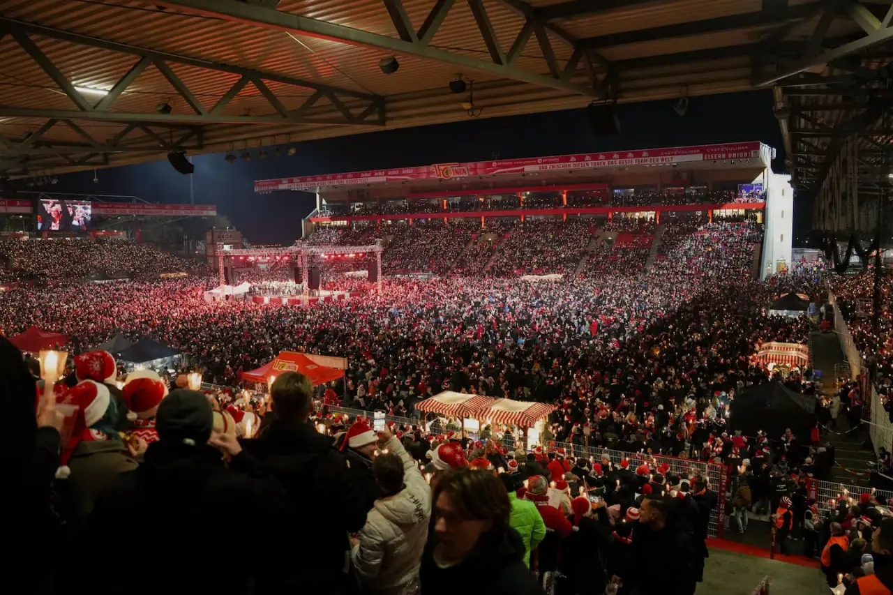 کریسمس ویژه: ۲۸۵۰۰ هوادار در استادیوم فوتبال (عکس)