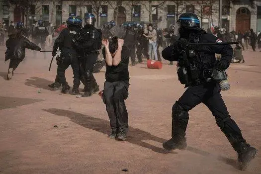 واکنش خلجی به رفتار دولت فرانسه در برابر معترضان این کشور