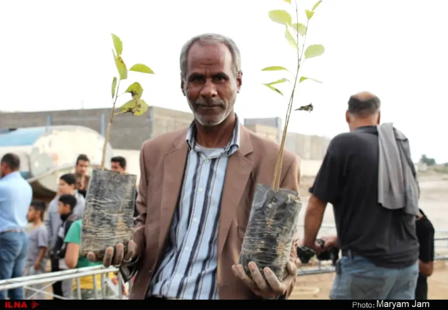 گزارش تصویری از اهدا ۳۰ هزار اصله نهال در اهواز