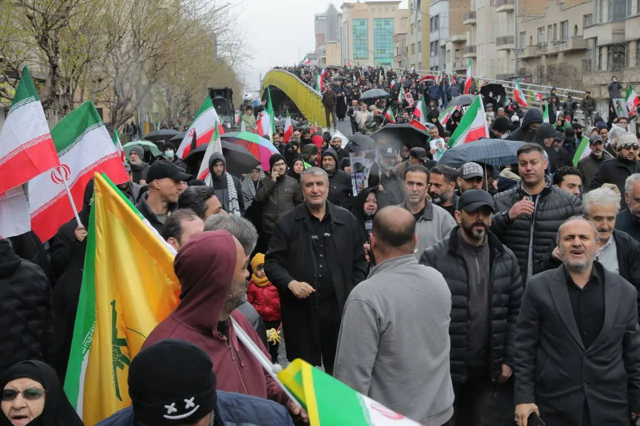 برگزاری مراسم روز جهانی قدس در چهاردهمین روز تحمیل جنگ به ایران/ تکبیر مردم همزمان با انفجارها در حوالی مسیر راهپیمایی+ فیلم و عکس