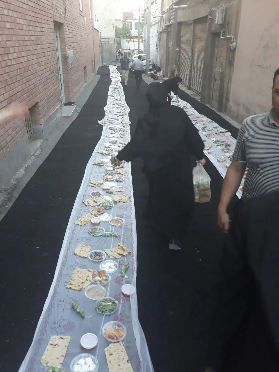 سفره افطاری کارتنخوابهای محله مولوی تهران + تصاویر