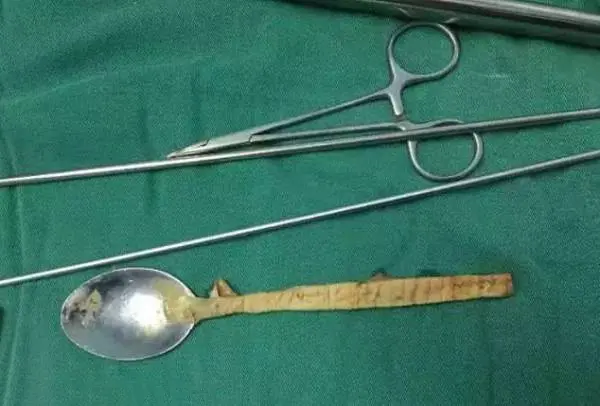 قورت دادن قاشق 20 سانتی سر شرط بندی
