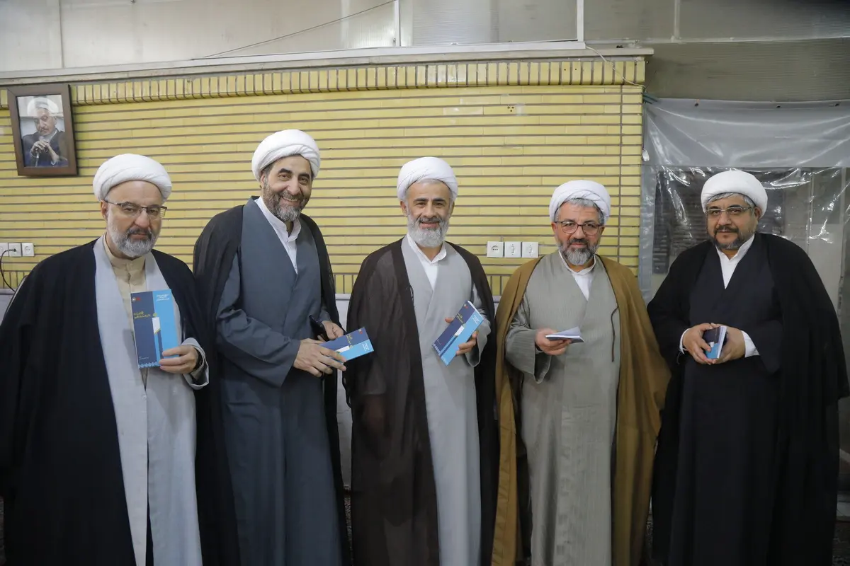  مرحوم آیت‌الله صانعی خاستگاه مشروعیت حکومت‌ها را رضایت عامه و رأی اکثریت می‌دانست
