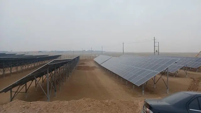 مومنی  از نیروگاه خورشیدی ۶۳ مگاواتی شمس آباد بازدید کرد