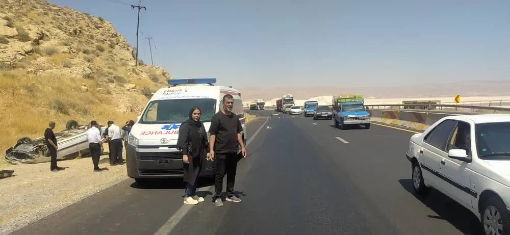 فداکاری راهدار فارس در جاده لغزنده/ ایمنسازی مسیر پیش از رسیدن نیروهای امدادی