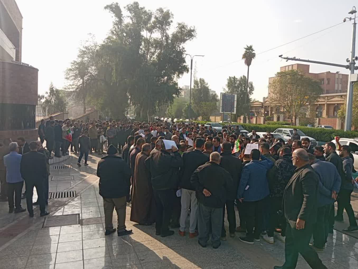 تجمع نیروهای ارکان ثالث نفت مقابل استانداری خوزستان