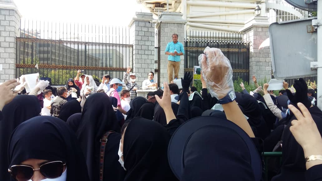 ادامه اعتراض آموزش‌دهندگان و آموزشیاران نهضت سوادآموزی مقابل مجلس