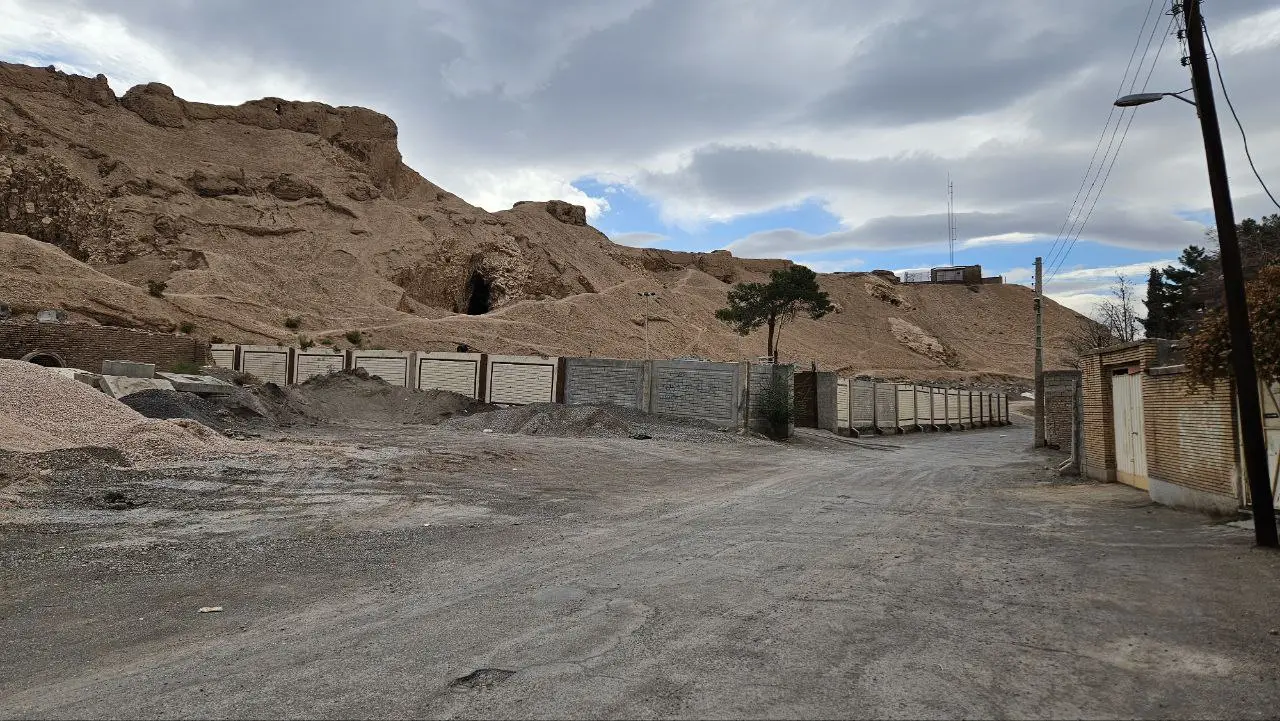 فتح عرصه و حریم کهن‌ترین قلعه تاریخی ایران توسط یک تکیه مذهبی و دپوی ضایعات و مصالح شهرداری