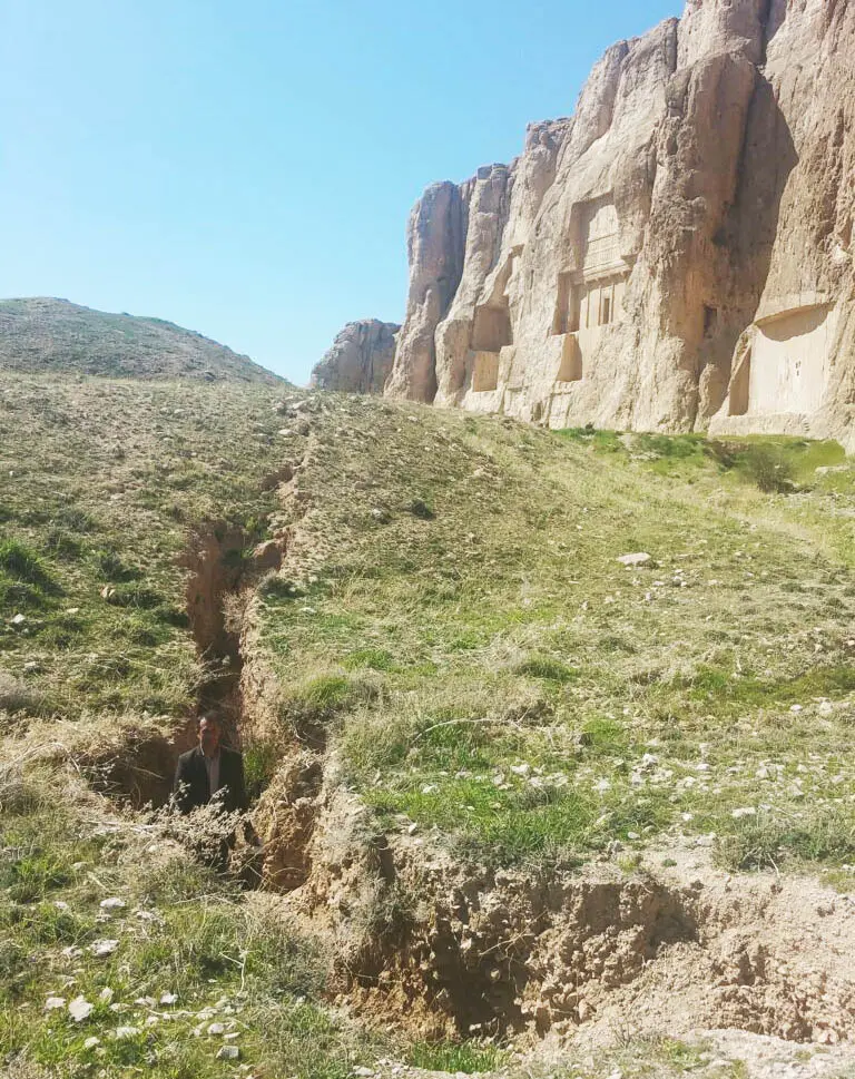 تخت جمشید سالانه ۳۰ سانتیمتر فرو می رود/ میراث جهانی در محاصره ۵هزار چاه غیرمجاز
