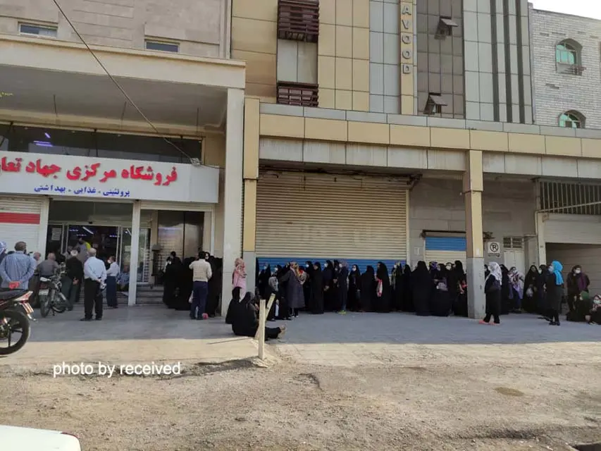 تجمع برای خرید مرغ دولتی در شرایط حاد کرونایی اهواز + تصاویر