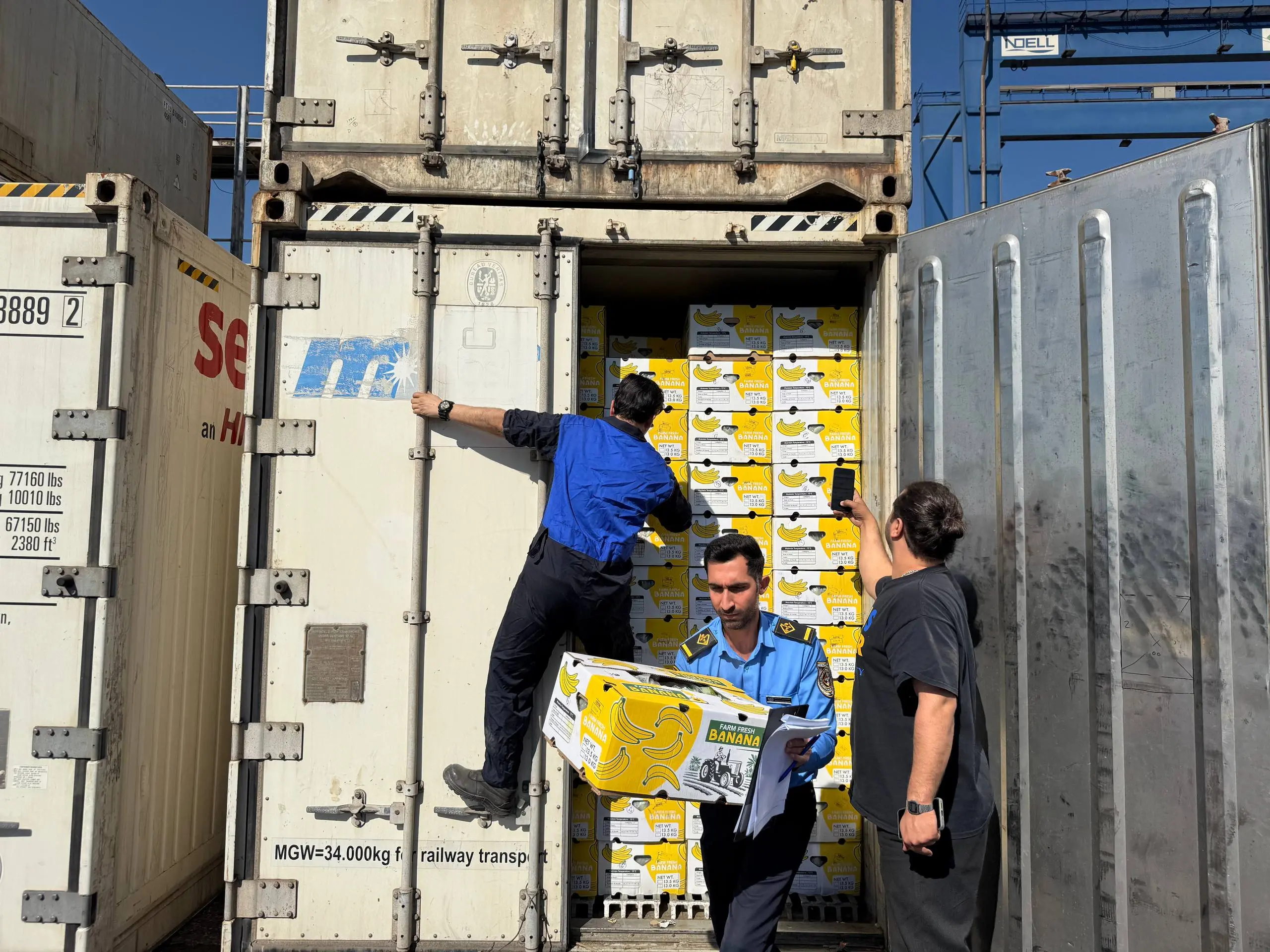چهارماه بیحقوقی ترخیصکاران بندر/ آرزوی کار در گرمای ۶۰ درجه/ ترکشهای جنگ درست وسط سفرههای تهیدستان خورد!