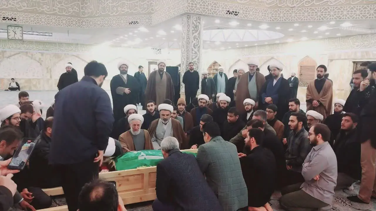 وداع صدیقی با پیکر پسرش در مدرسه علمیه امام خمینی + تصاویر