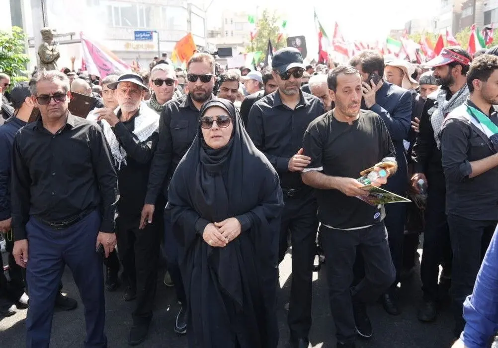 برگزاری مراسم تشییع پیکر رهبر شهید انقلاب در تهران/همه با پرچم‌های سرخ آمدند