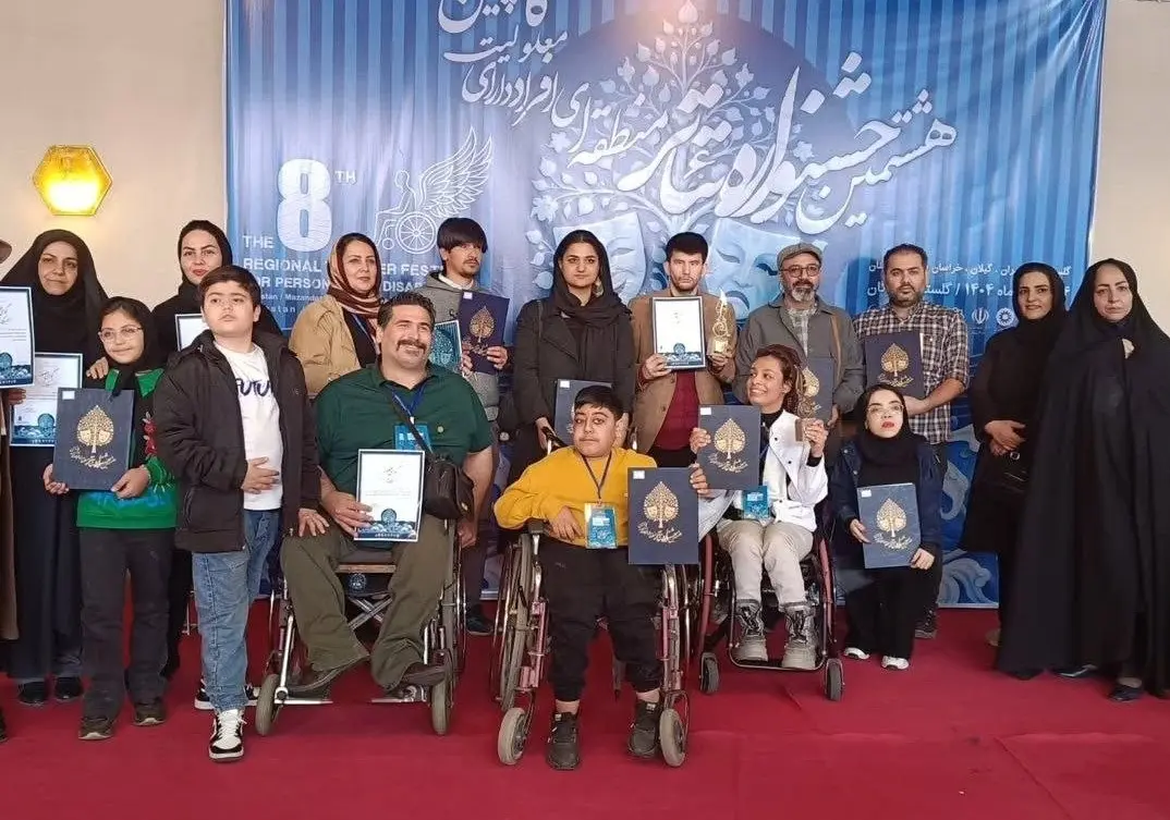 معلولان تئاتر را زندگی می‌کنند