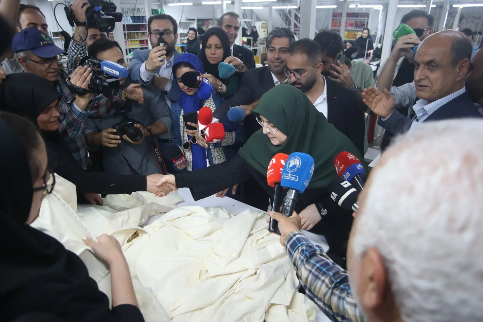 بازدید سخنگوی دولت از یک کارگاه تولیدی پوشاک در منطقه آزاد انزلی