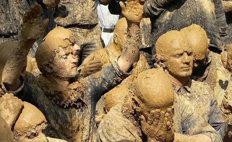 آیین‌های عزاداران کردستانی در ایام محرم/از طشت‌گذاری تا گرداندن گهواره‌ علی‌اصغر(ع) و گل مالی سر و صورت
