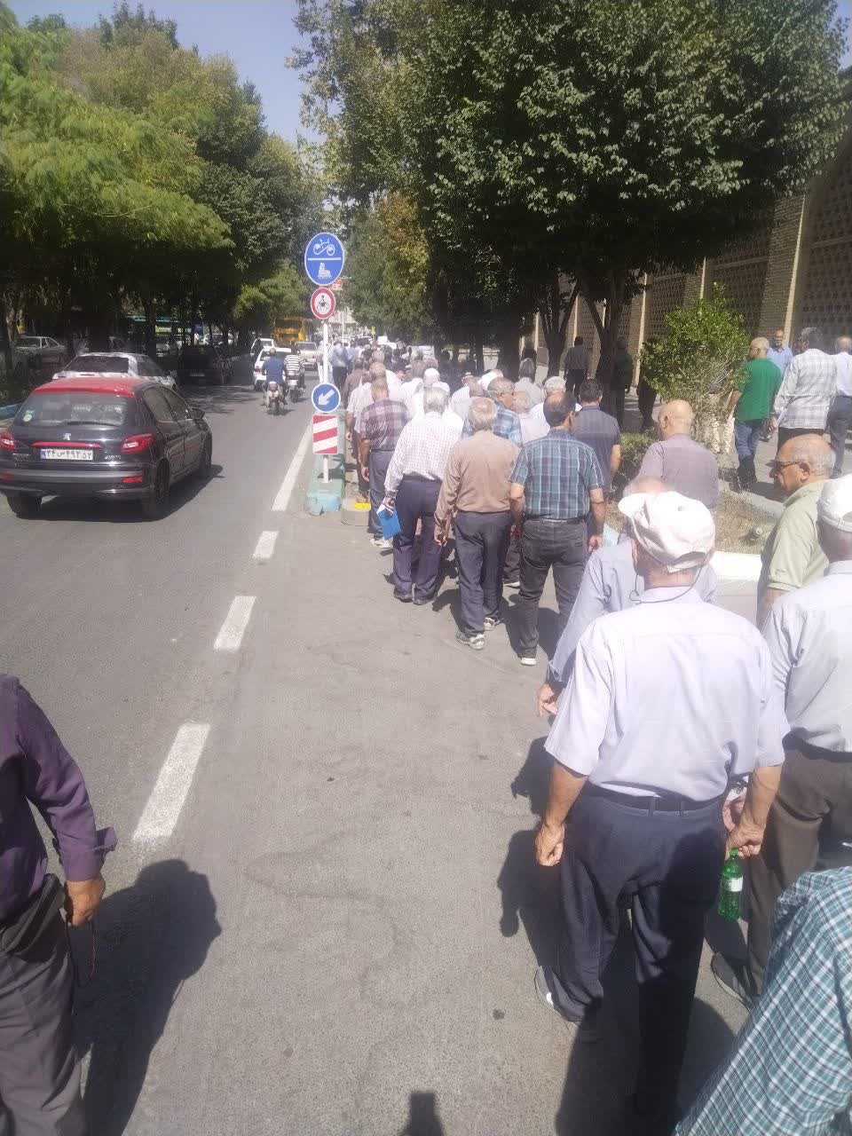 راهپیمایی بازنشستگان فولاد اصفهان در اعتراض به بلاتکلیفی بیمه‌ای و معیشتی