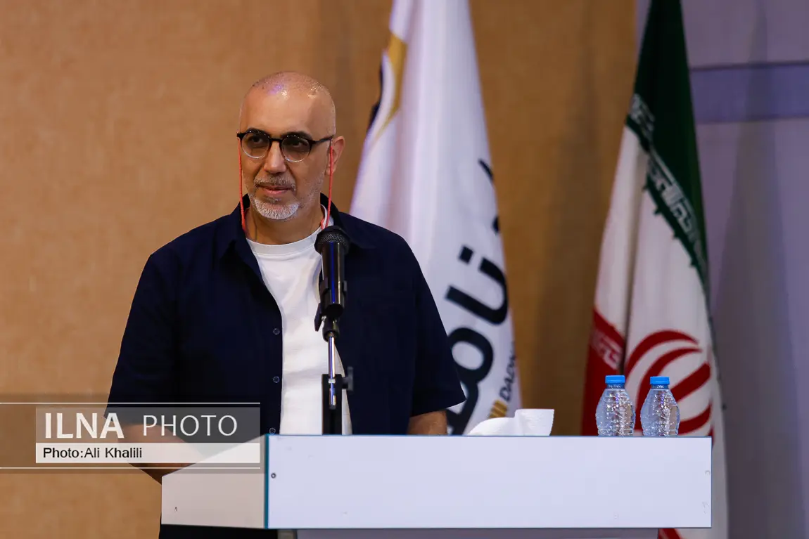 رونمایی از مجموعه شعر سعید امکانی؛ «بهار همینجا پشت چراغ قرمز سبز خواهد شد» + عکس
