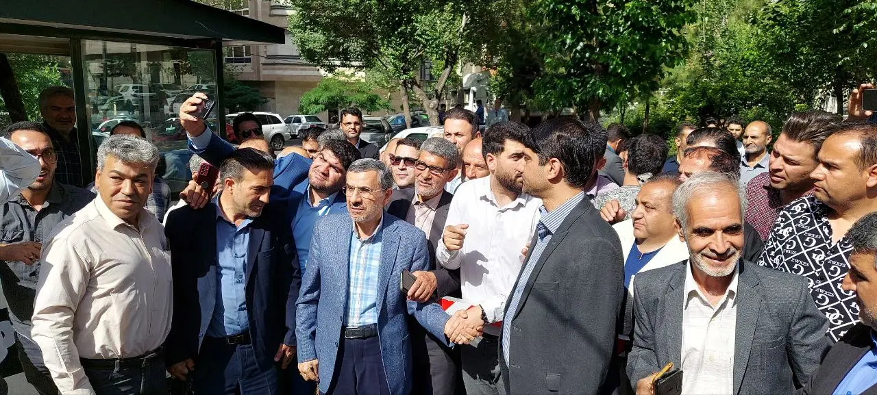 تصاویر حضور احمدی نژاد و تعدادی از طرفدارانش در میدان ۷۲ نارمک