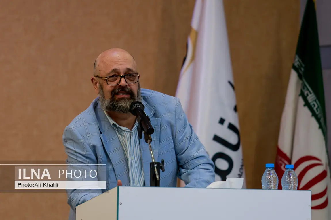 رونمایی از مجموعه شعر سعید امکانی؛ «بهار همینجا پشت چراغ قرمز سبز خواهد شد» + عکس