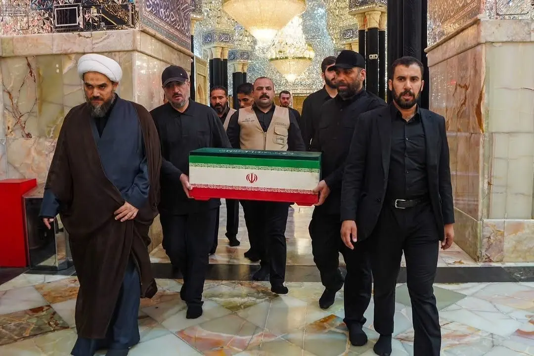 طواف پیکر مطهر رهبر شهید در صحن حرم امام علی (ع) و حرم امام حسین (ع)/ برگزاری مراسم اقامه نماز بر پیکرها