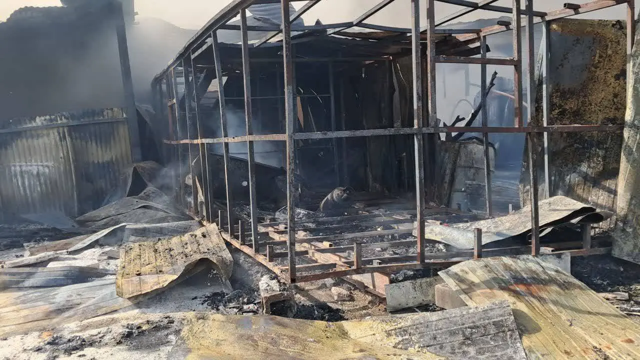 آتش‌سوزی گسترده یک گاراژ در بزرگراه آزادگان