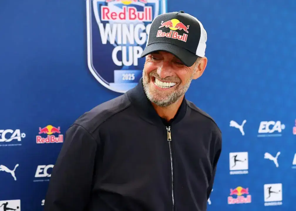 کلوپ برای هدایت یکی از این دو تیم بر میگردد