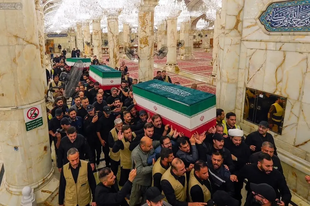طواف پیکر مطهر رهبر شهید در صحن حرم امام علی (ع) و حرم امام حسین (ع)/ برگزاری مراسم اقامه نماز بر پیکرها
