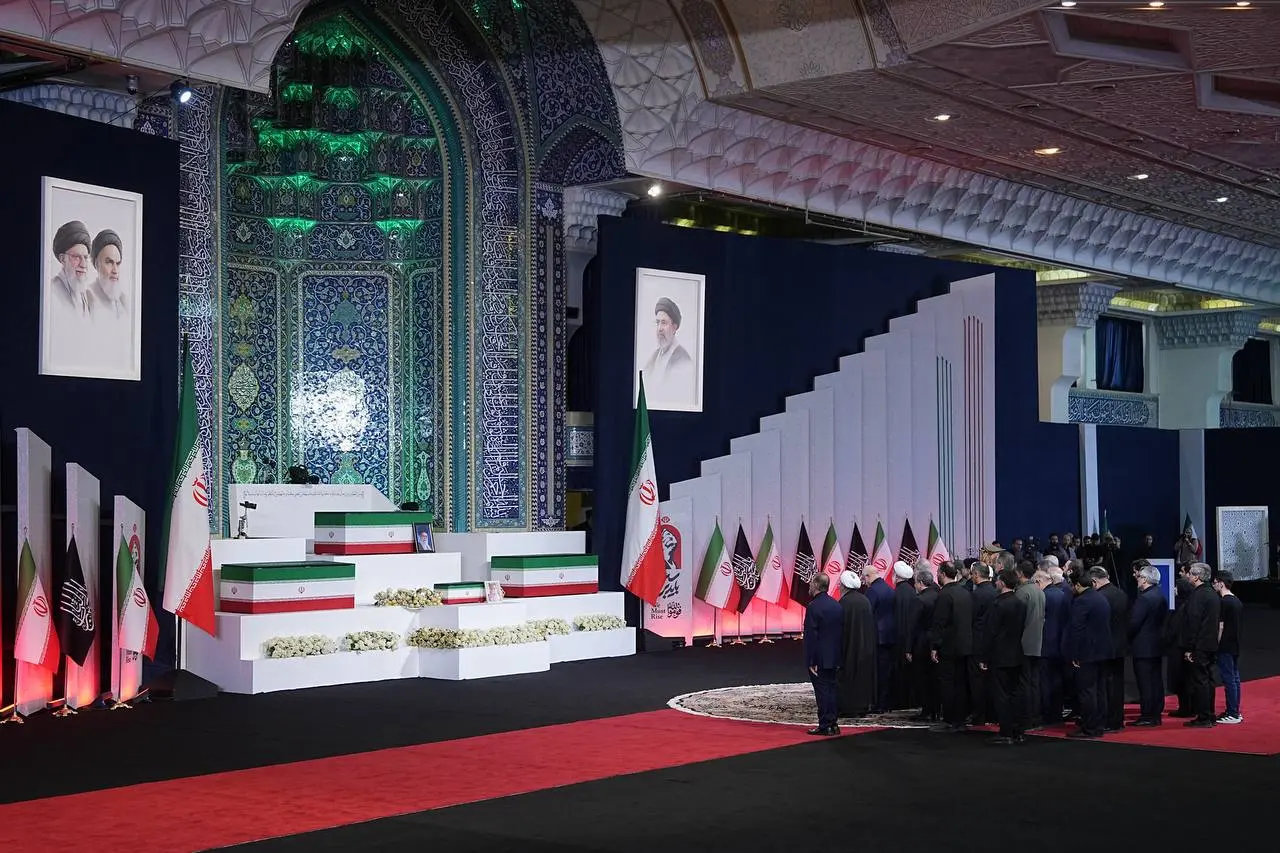 وداع سران قوا و جمعی از مسئولان با پیکر رهبر شهید انقلاب + تصاویر