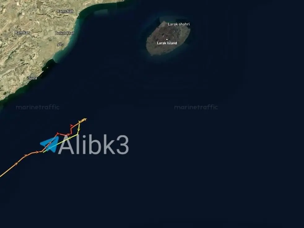 تمام کشتی ها درحال دور زدن و دور شدن از تنگه هرمز هستند+ عکس