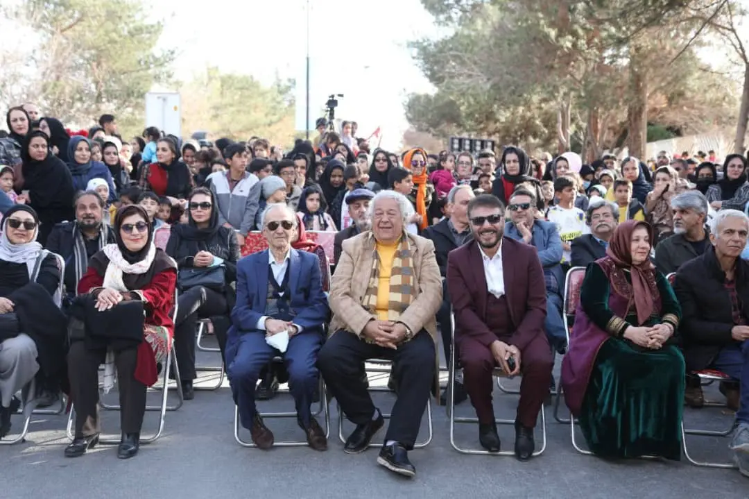 حرکت خودروی موزیکال در یزد آغازگر جشنواره تئاتر کودکان و نوجوانان 