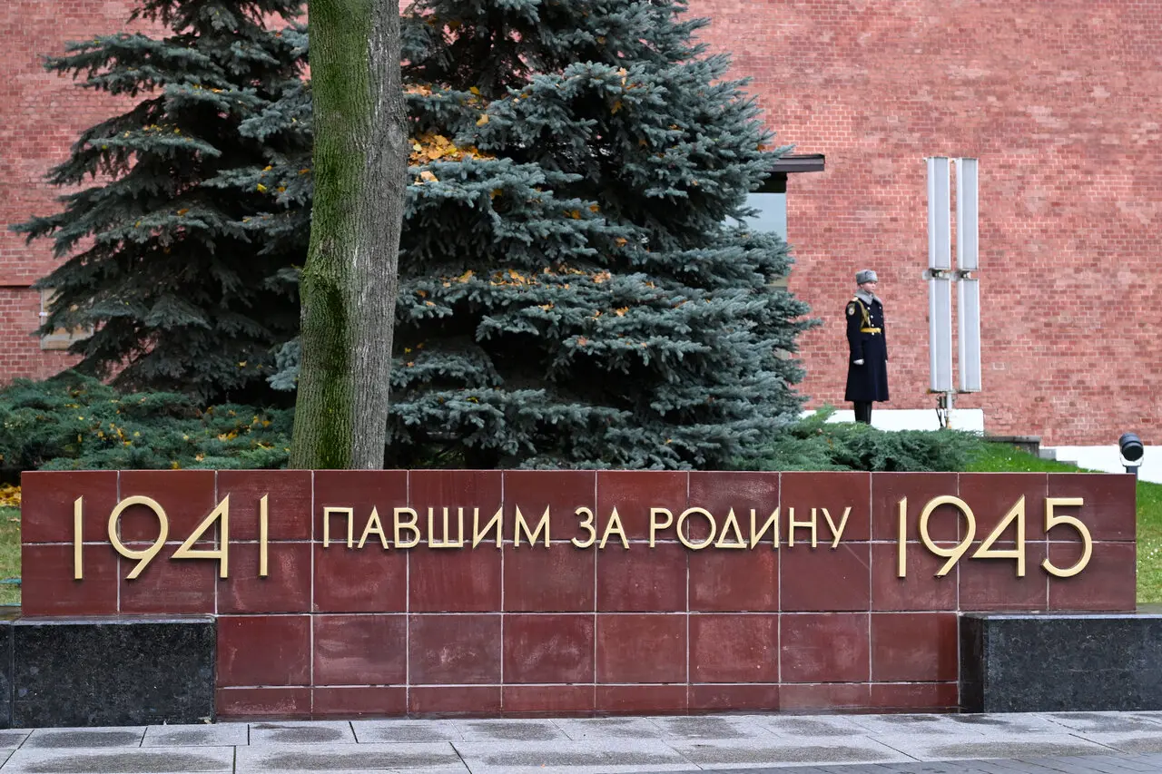 تصاویر ادای احترام هیات پارلمانی ایران به قربانیان جنگ در روسیه 